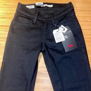 Levi’s black super skinny Jean size 24/31 NWT